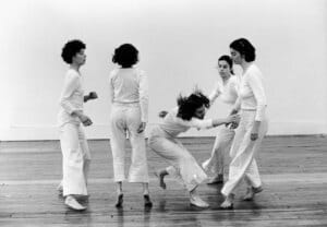 Babette Mangolte (1977), Trisha Brown rehearsing Line-up in her loft on Broadway with, from left to right, Wendy Perron, Judith Ragir, Trisha Brown, Mon Sulzman and Elizabeth Garren, Courtesy Babette Mangolte
